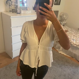 Blus - Superfin vit blus med puffärm, perfekt till sommaren💗💗 kolla bion innan du köper!