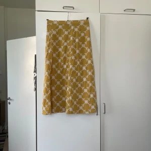 Kjol Zara - Jättefin och i bra skick Använd ett par gånger Liten i storleken; passar storlek S