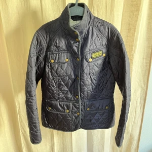 Barbour jacka  - Säljer en riktigt fet jacka från barbour international. Skick 9/10. Helt felfri! Väldigt tidlös design och som är väldigt efterfrågat  just nu. Den är äkta och använd fåtal gånger. Priset är ej hugget i sten och hör av er vid minsta fundering! 