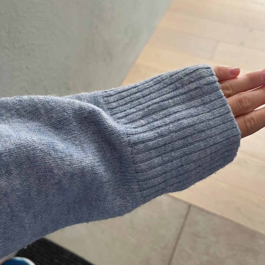 Ljusblå stickad hoodie - 92