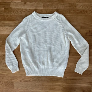 Stickad tröja - En fin vit stickad tröja i jättebra skick utan defekter. Skriv privat för mer info❤️