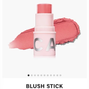 Blush stick  - Hej säljer den här superfina och populära blushen från Caia i färgen berry smoothie. Använd 3-4 gånger. ❤️
