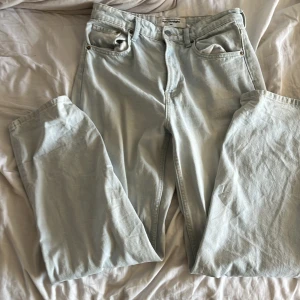 Ljusblå 90's Straight jeans från H&M - Säljer ett par ljusblå jeans från H&M:s The Water Saving Collection. Modellen är 90's Straight och de är i storlek EUR 40 (US 8)  💕
