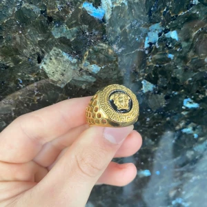 Versace ring fick den av farsan när han gick bort så vet ej om den är äkta därför anledningen till det billiga priset ( pris kan diskuteras) - Bra skick