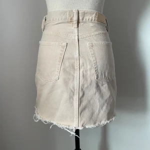 Beige jeanskjol - Beige jeanskjol från Mango! Storlek S/36, knappt använd! 🤍