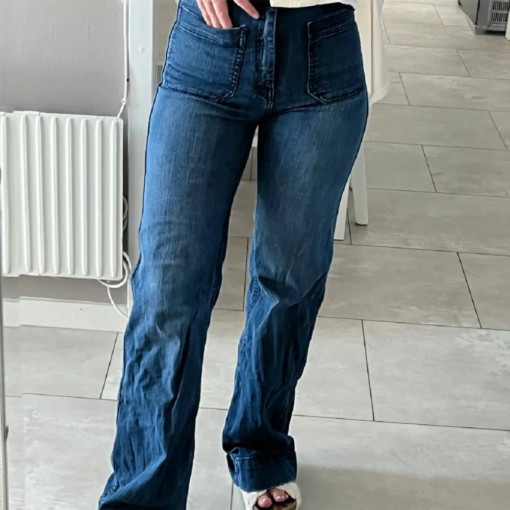 Säljer dessa snygga jeans från hm, lite ljusare än på bilderna se bild nmr fyra  för rätt ljus! Strl 34 endast använd 1 gång så bra skick. Jeans & Byxor.