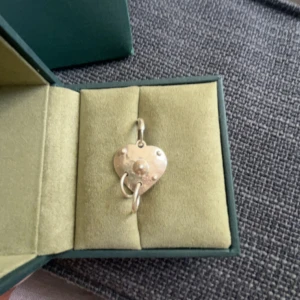 Marianilsdotter örhänge  - Skit snyggt marianilsdotter örhänge, finns tyvärr ut kvar på hemsidan men skit coot. 