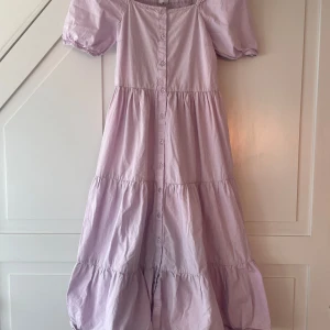 Klänning  - Lila klänning från Lindex. Storlek 152 (11-12år). Klänningen är i fint skick. 
