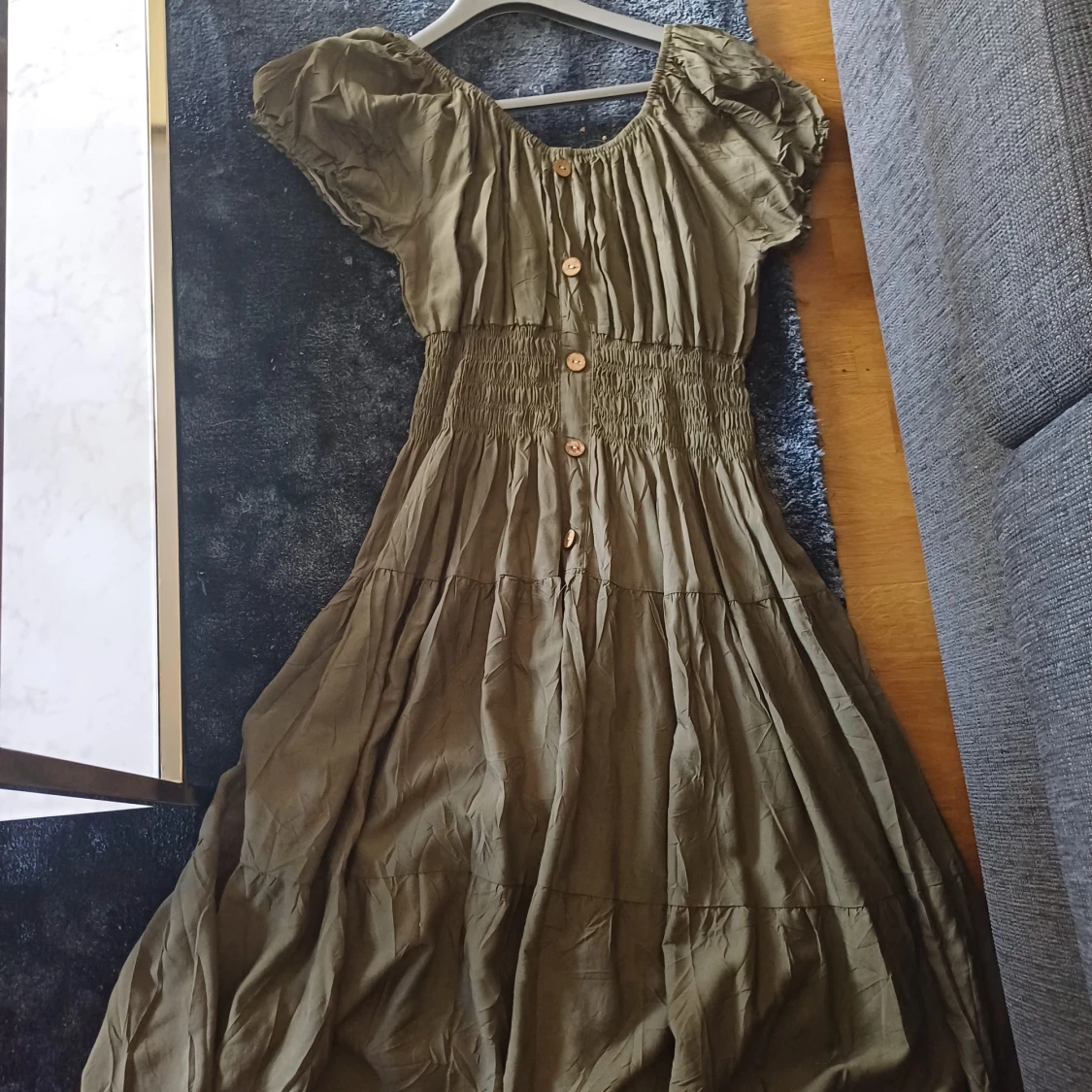 Olivgrön klänning med knappar