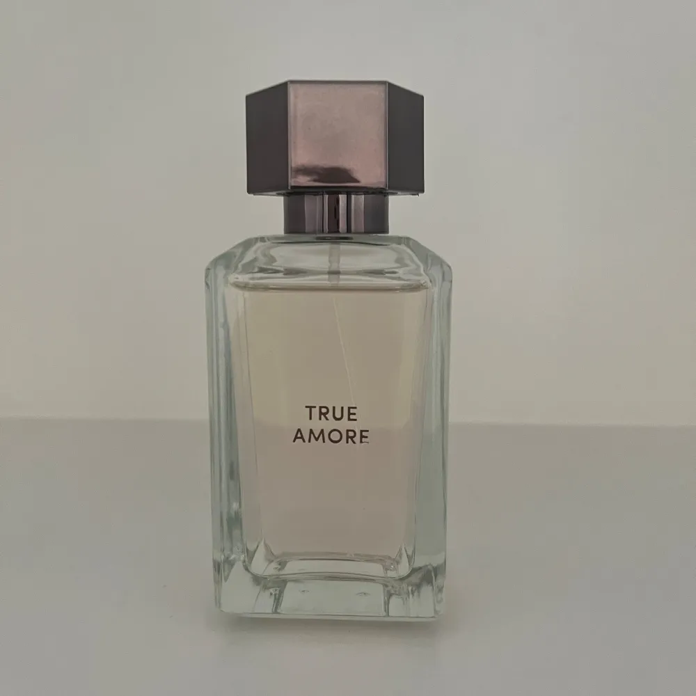 Säljer en elegant parfym från Zara i 100 ml! Perfekt för både vardag och speciella tillfällen. Orginalpris: 329kr . Parfym.