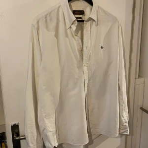 Morris Skjorta - Säljer denna morris skjorta i storlek 42 (L). Felfritt skick, hör av er vid frågor!