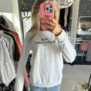 Peak performance tröja - Säljer denna peak performance tröjan, super bra skick!💕