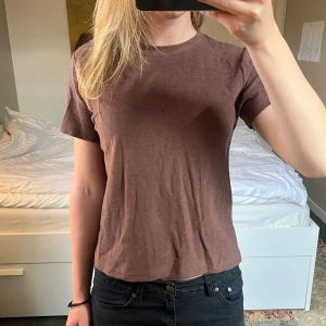 Brun t-shirt - Säljer en enkel brun t-shirt i storlek S/XS 🩷