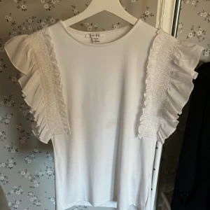 Volang tröja  - Fin tröja från new yoker vill bara inte ha den längre. En liten fläck fram som man ser på bilden hår säkert bort i tvätten . Den är liten i storleken jag är S och den passar bra.