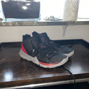 Nike Kyrie "bred" 42.5 - Lite slitna på toppen se bild två. Ni får bestämma pris men går i nyskick med kartong för 2-3k. Klassiska basket skor.