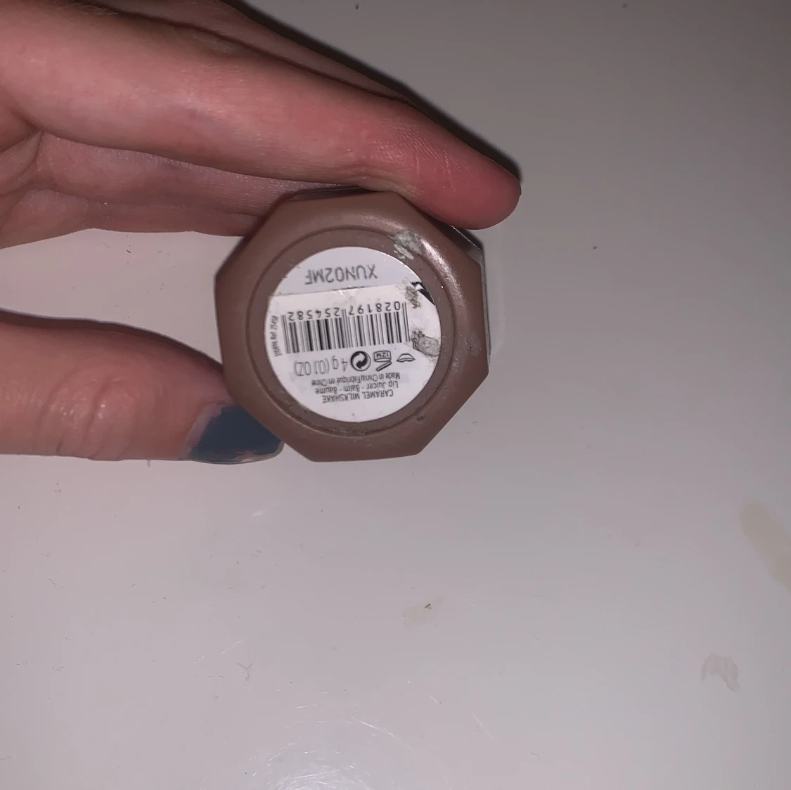 Brun läppbalsam i geometrisk förpackning - 90