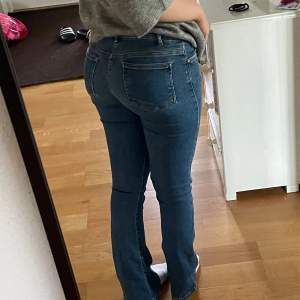 Snygga blåa low waist flare jeans från Bik Bok!! De är i bra skick utan defekter💙 Perfekta i längden för mig som är 165 cm lång  Skriv vid  frågor 🫶🏼