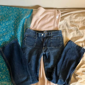 Blå jeans från ONLY - Säljer ett par snygga blå jeans från ONLY. De är i storlek S och har en straight fit😍 . Jeansen har två söta framfickor💖 . De är i bra skick och perfekta för både vardag och fest. Passar till alla tillfällen!