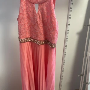 Rosa festklänning  - Jag säljer en rosa festklänning som är till åldrarna 8-12, Köpt för 1000kr säljs för 650kr. Produkten är helt oanvänd.💕
