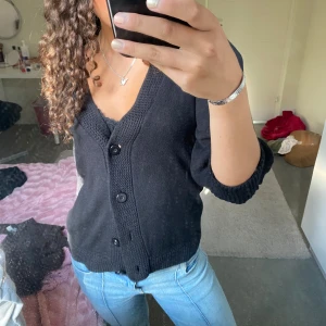 Svart kofta  - En svart kofta med glansiga knappar. Super söt nu när det blir lite kallare💕 kan gå ner pris vid snabb affär! 