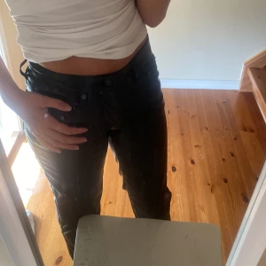 Skinnbyxor - Säljer dessa oanvända nya icon skinnbyxor ifrån lager 157, köpta för 400. Skriv för mer bilder. Storlek xxs men passar även xs/s . Lowwaist.Priset kan diskuteras