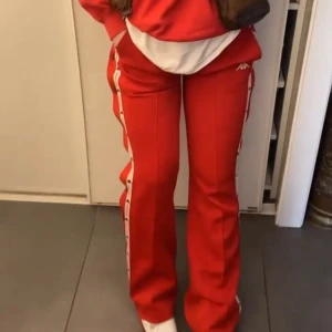 Kappa byxor - Säljer dessa snygga kappa byxor, dem är i strl S men funkar även som M. Jätte fint skick. Nypris var 599kr, säljer dem för 200kr! Skriv om du vill ha fler bilder:)