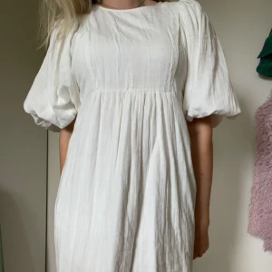 Vit klänning - Gullig klänning med puffärmar och knytning i ryggen!💘