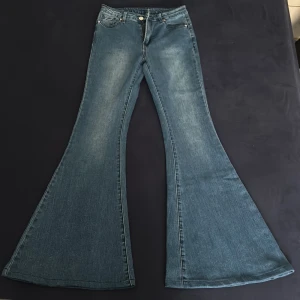 Lågmidjade bootcut jeans - Förkortade bootcut jeans 