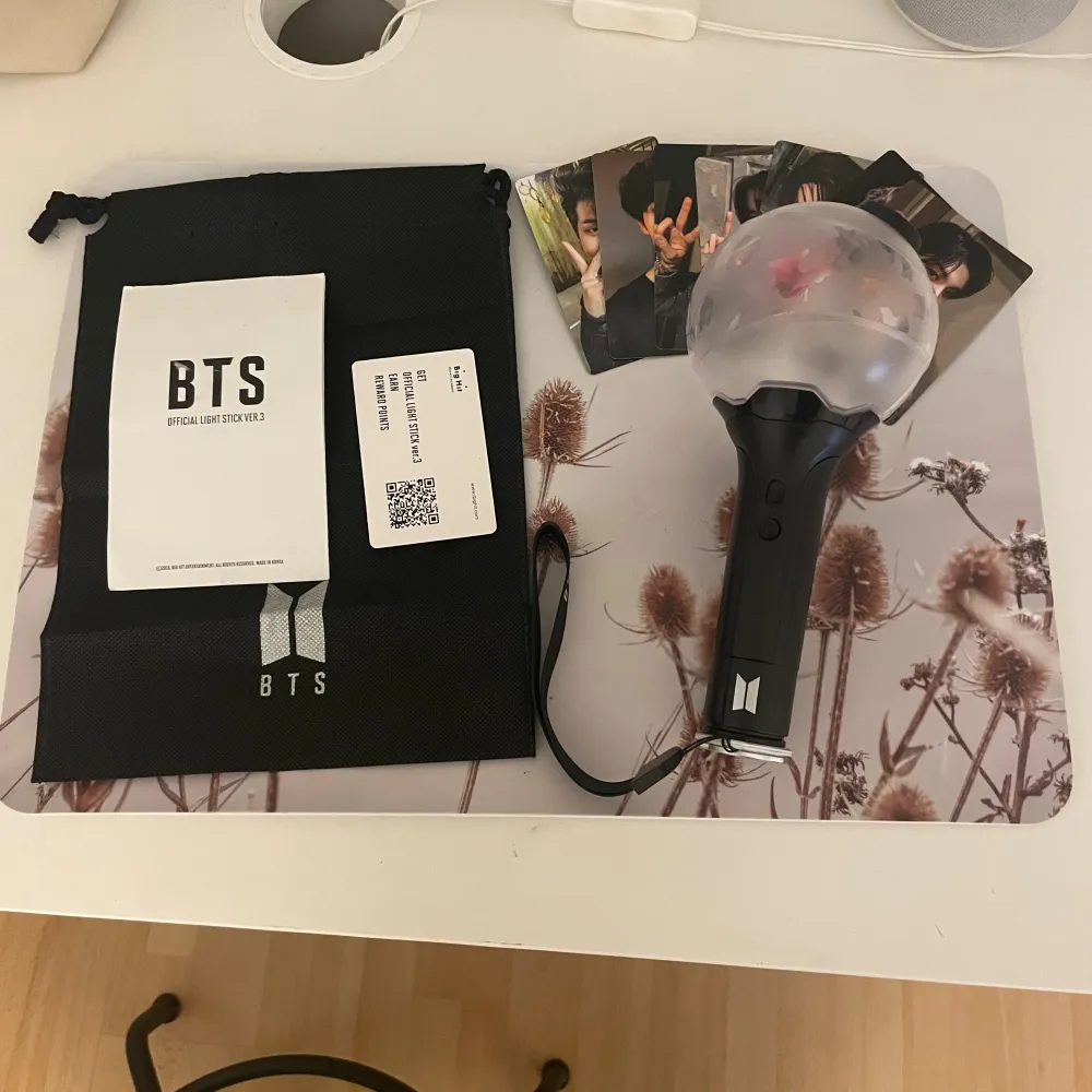 En BTS official lightstick med allt inkuldrat. Den har lite svårt att ansluta till appen ibland men det funkar alltid, i övrigt funkar den super bra! Om något eventuellt händer i frakten kan jag tyvärr inte så för det. Priset är förhandlingsbart.. Muu.