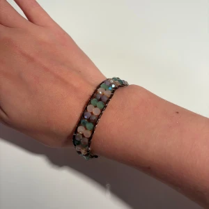 Pärlarmband grön,lila och rosa - Ett 13cm långt pärlarmband med glimrande gröna,rosa och lila pärlor!💚🩷💜