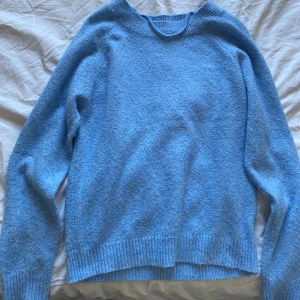 Stickad tröja - Säljer denna då den ej kommer till användning, jätte skön och super fin färg 