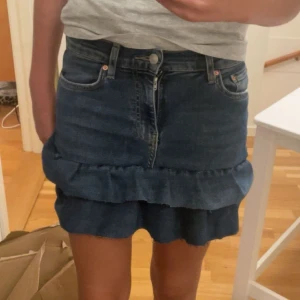 Jeanskjol med volang - Gjort kjolen själv för hand av ett par gamla jeans! Vet inte riktigt hur kvaliten kommer vara men det tog väldigt lång tid att sy! Kontakta för fler bilder❤️