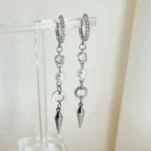 Handgjorda örhängen  - Handgjorda örhängen●Följ :@ekjewelryofficial🤲 ● 💎Material- 100% rostfritt stål ,Zirconia kristall och pärlor ●Örhängeskrokar -rostfritt stål. Nickel fri. Längd -6,7cm. Vattentåliga, ändrar inte färgen! 