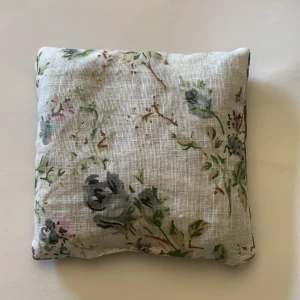 Lavendel påse  - Handgjord lavedelpåse.  Till för att ha i tex garderoben för att det ska lukta gott. Ca 8 × 8 cm Ris och lavendel i. 