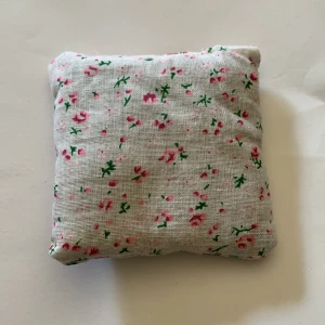 Lavendel påse - Handgjord lavedelpåse.  Till för att ha i tex garderoben för att det ska lukta gott. Ca 8 × 8 cm Ris och lavendel i. 