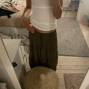 grön långkjol - säljer en grön långkjol i xs i bra skick. klicka gärna på köp nu eller lägg ett pris förslag. Hör av er vid fler  bilder eller andra funderingar. 💗💗