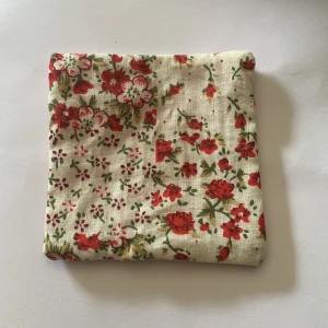 Lavendel påse  - Handgjord lavedelpåse.  Till för att ha i tex garderoben för att det ska lukta gott. Ca 8 × 8 cm Ris och lavendel i.   Ingen ”fyllning” i men kommer fixa det om någon köper