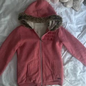 Fur zip-up - Jätte söt hoodie fint skick skulle säga den passar S och neråt,skriv för fler bilder 💘