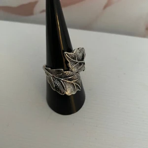 Ny vintage ring  - Vintage ring formad som ett löv i storlek 17. Nyskick. Okänt märke och material.