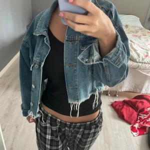 Cool jeansjacka  - Snygg och cool jeansjacka från Gina tricot 🩷