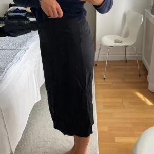 Svart långkjol från Filippa K - Jättesnygg silkeskjol från Filippa K, säljer endast pga blivit för liten. Storlek S.