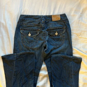 lågmidjde bootcut true religion jeans - midja 38 innerben 74 kom privat för frågor
