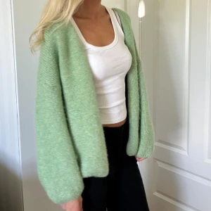 Grön kofta - Så fin grön populär kofta från Lindex!! Fint skick, nöstan som helt ny💕