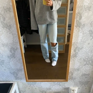 Jeans - Ljusblåa jeans med hål💓 har klippt hålet själv