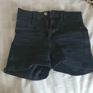 Säljer ett par svarta jeansshorts från perfekt jeans i storlek S. De är i nyskick och är perfekta för sommaren! Kom privat för fler bilder, kan diskutera pris! 💗