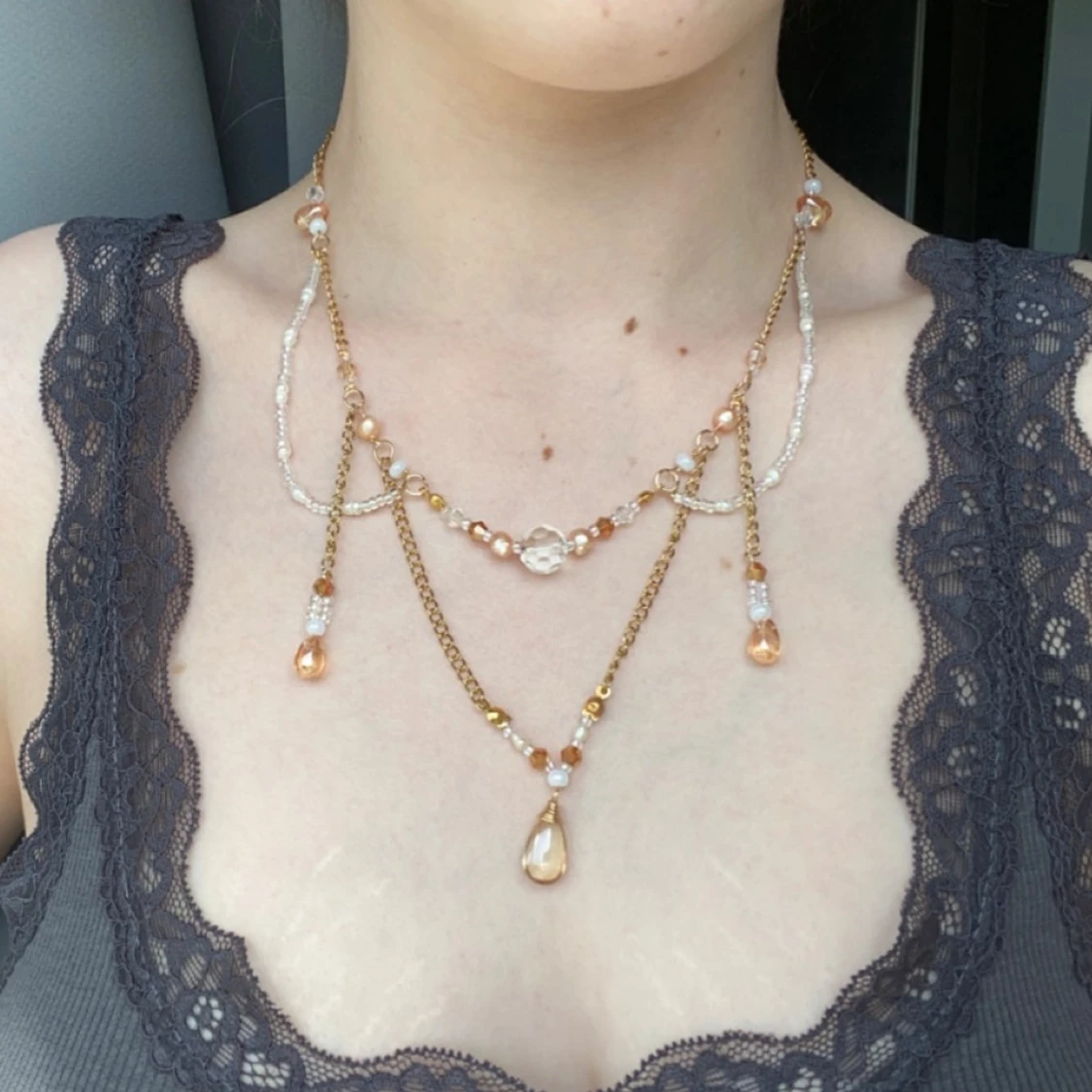 Flerlager halsband med pärlor och guld detaljer - 90