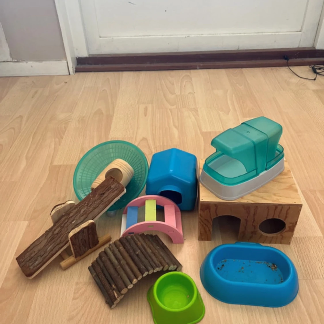 Hamsterleksaker, Mat skålar, broar och gömställen.