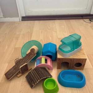 Hamsterleksaker, Mat skålar, broar och gömställen. - !ALLTING TORKAS AV ELLER TVÄTTAS INNAN JAG SKICKAR! Säljer allting för 110kr. Om man vill köpa styckvis så får man bara kontakta mig och berätta vilken man vill köpa så skriver jag priset😊