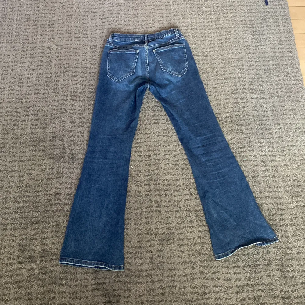 ❗️PRISSÄNKT❗️Säljer dessa snygga blå bootcut jeans från Lindex i storlek 152. De är använda ett fåtal gånger och inga defekter. Säljer pga de inte passar mig längre💙 köparen står för frakt. Jeans & Byxor.