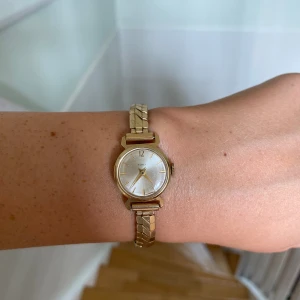 Klocka vintage  - Supersnygg klocka i stainless steel💛 Passar alla armbandsstorlekar! OBS: Liten skråma i glaset längst ner i högra hörnet men som knappt syns om man inte kollar väldigt noga. 